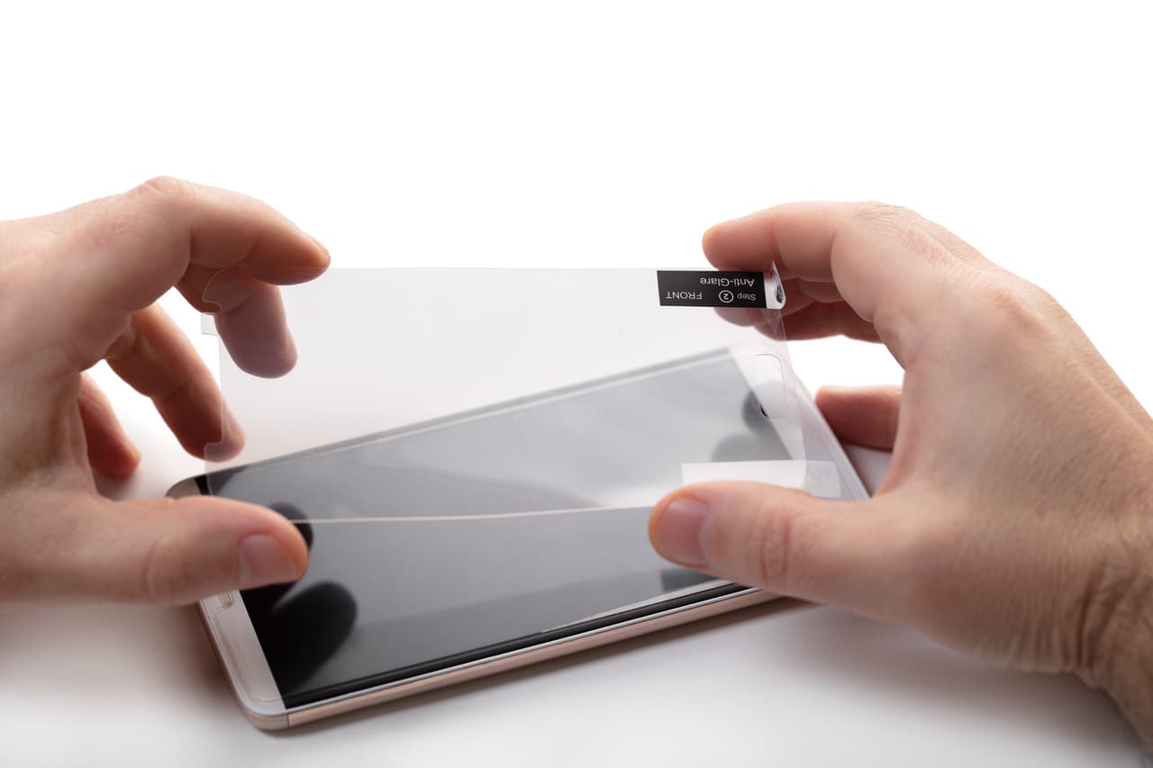 <b>Cristal de pantalla táctil.</b> Es el vidrio súper delgado que protege la pantalla de los dispositivos que se operan con toques en la pantalla. Este cristal, reforzado químicamente, evita que su tableta o teléfono inteligente se rompa en pedazos a la menor caída. Muchas veces, cuando el cristal se rompe el daño es cosmético y el dispositivo aún funciona. Apple le pidió a Corning, una empresa que ya era líder en la producción de vidrios reforzados para automóviles, que desarrollara un cristal protector para el iPhone, lanzado en 2007. El Gorilla Glass de Corning sigue siendo el más conocido, aunque existen otras marcas en el mercado.