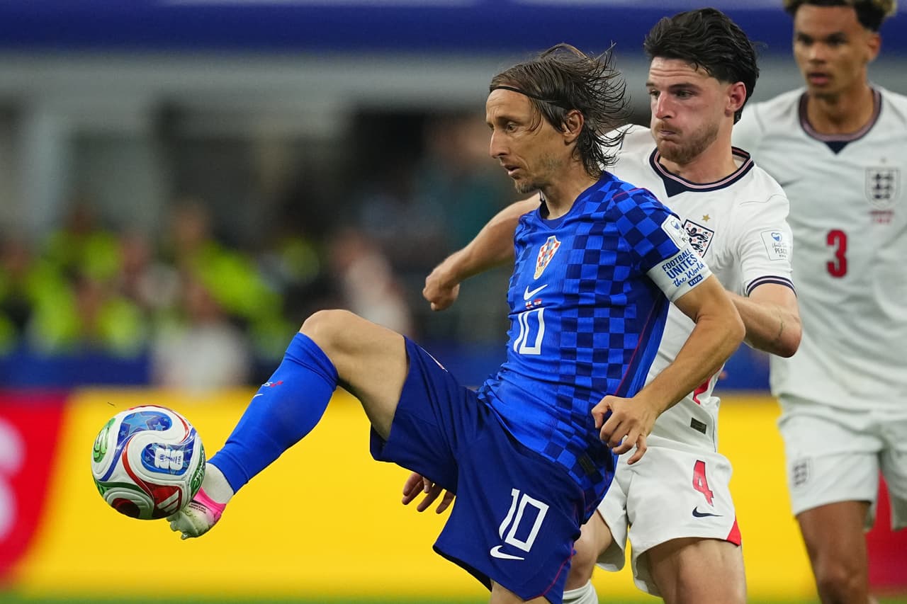 El croata Luka Modric (en primer plano) golpea el balón bajo la presión del inglés Declan Rice durante el partido de fútbol del Grupo L de la Copa del Mundo entre Inglaterra y Croacia, en Arlington, Texas.