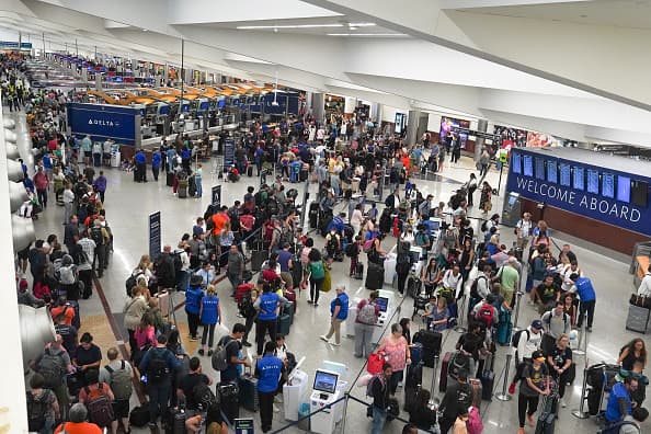 ATLANTA, GEORGIA - 20 DE JULIO: La gente hace fila en el Aeropuerto Internacional Hartsfield-Jackson el 20 de julio de 2024 en Atlanta, Georgia. Tras la interrupción global de TI de ayer, la gente sigue teniendo problemas para navegar en los viajes aéreos, encontrar su equipaje y volver a reservar vuelos que habían sido cancelados. (Foto de Megan Varner/Getty Images) Crédito: Getty Images.