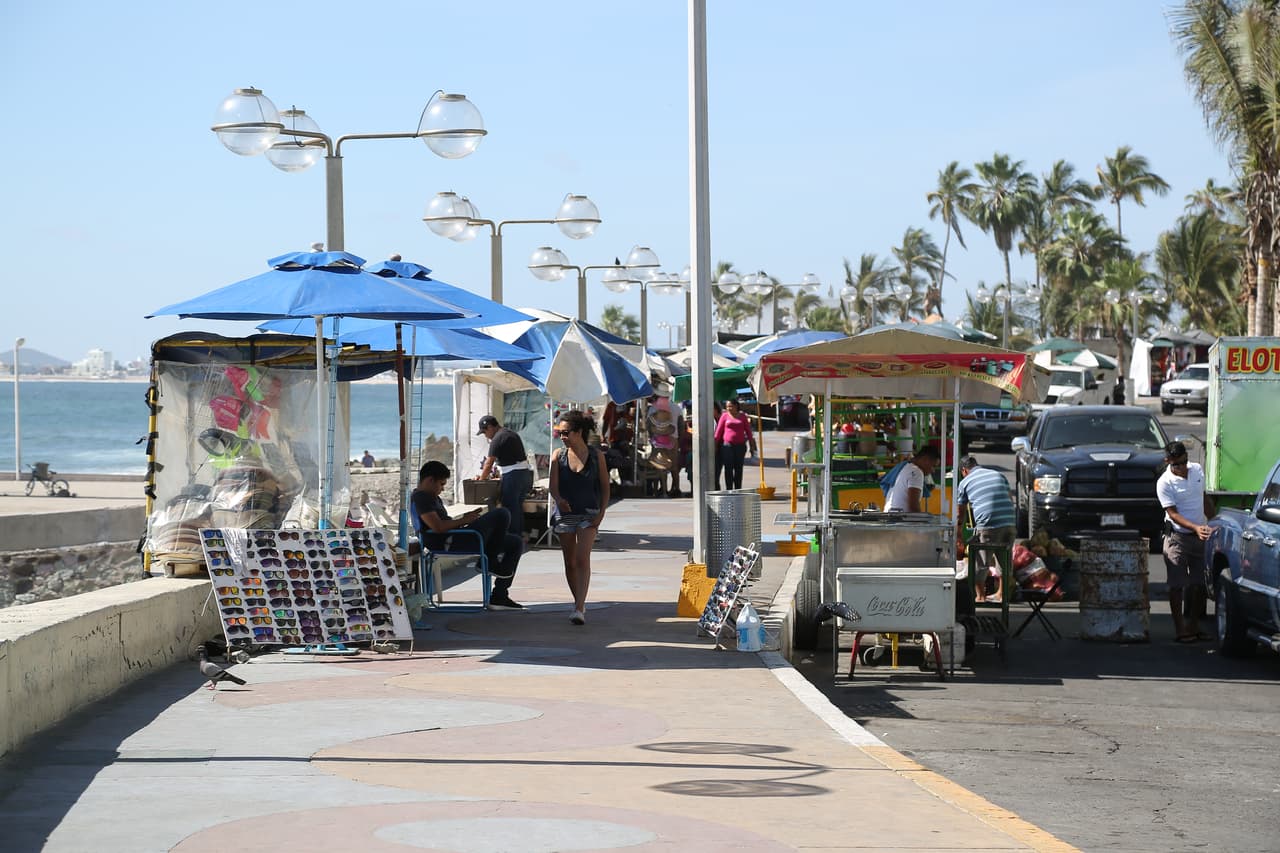 Mazatlán, en el estado de Sinaloa, tiene muchos paisajes que ofrecer a todo aquel que visite el lugar. Aquí podemos ver el malecón.