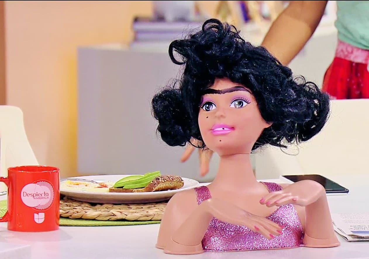 Mela probó que su idea fue replicada sin permiso por la mucama: "Señores, esto es lo que es una falta de creatividad, miren la copia barata que hizo". Para safarse de la situación Doña Meche la invitó a formar un dúo que las hiciera ser conocidas como las "reinas del reggaeton".