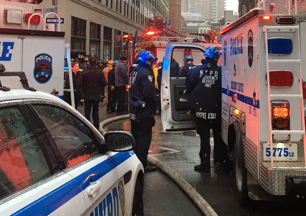 Bomberos y policías acudieron pronto al llamado de urgencia de los vecinos de Tribeca