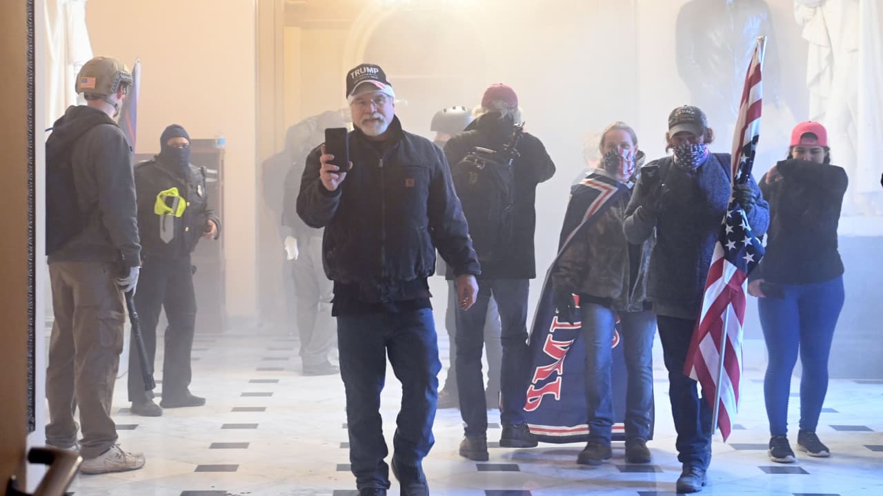 En video. Desde adentro del Capitolio: las cicatrices que dejó el asalto al "templo de la democracia". Periodistas y manifestantes grabaron los momentos en el que una multitud de seguidores de Trump entró a la fuerza al Capitolio, enfrentando a policías, rompiendo inmuebles y vandalizando las instalaciones.