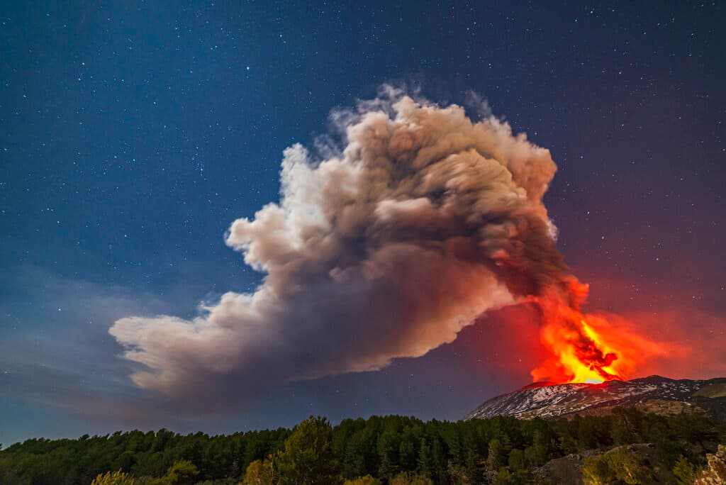 Una cortina de humo sale del volcán Etna, visto desde Nicolosi, Sicilia, sur de Italia.