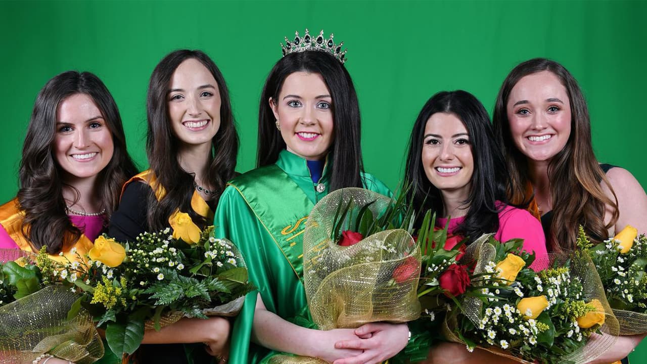 Este año, la reina elegida fue Kelly (centro) y su corte Eileen, Grace (izq.) y Casey y Marie Claire (der.)