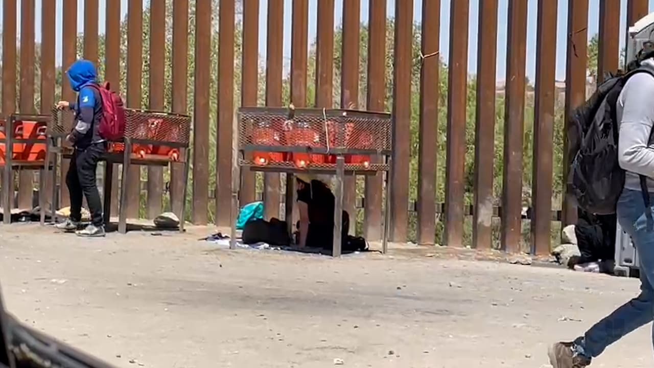 El equipo de Univision Arizona recorrió el camino que han andado tantos migrantes hacia Estados Unidos. Es un terreno difícil, con el sol a plomo y en el que hacen mucha falta el agua y un poco de sombra.