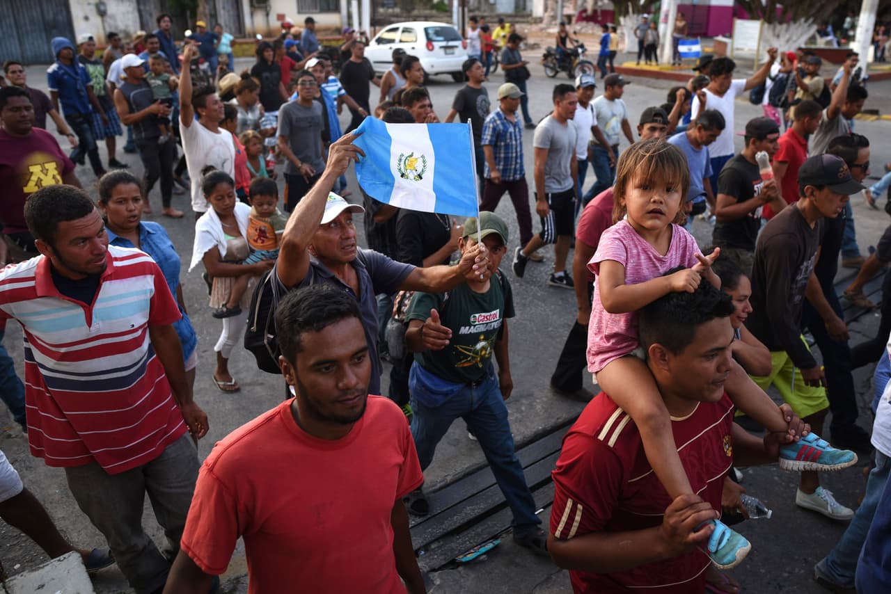 Un grupo de los 1,100 inmigrantes, la mayoría hondureños, marchó por las calles de Matías Romero la noche del martes 3 de abril, cerca del lugar donde acampan desde el fin de semana.