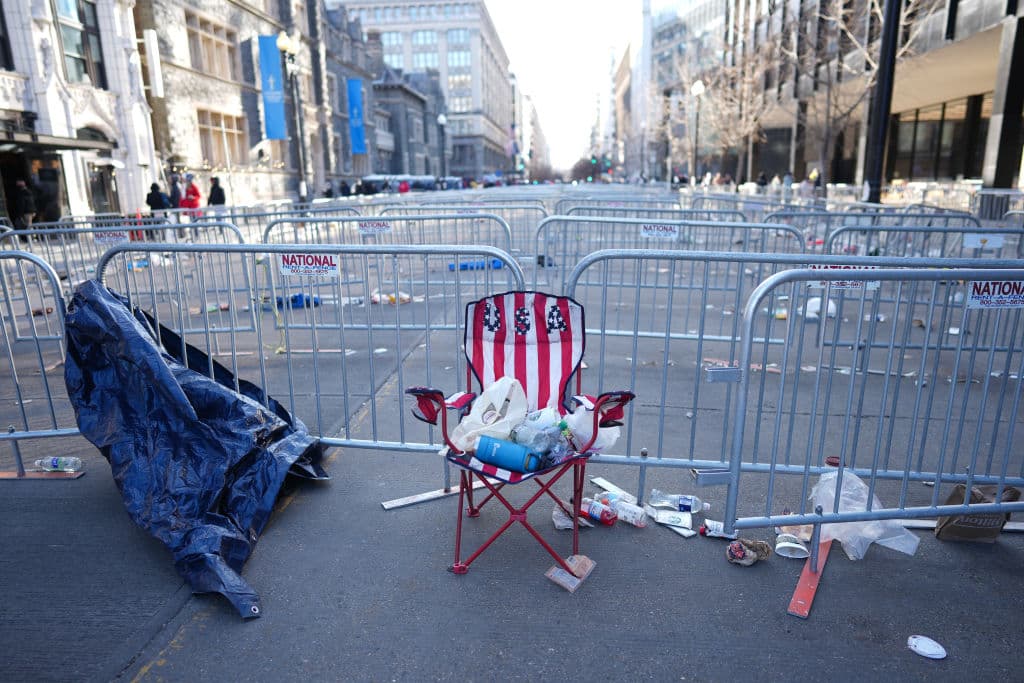 La
<b>presencia de artículos personales abandonados y propaganda política</b> entre los desperdicios reflejaba la magnitud de la concentración de personas que se había registrado durante la ceremonia de investidura del presidente Trump.