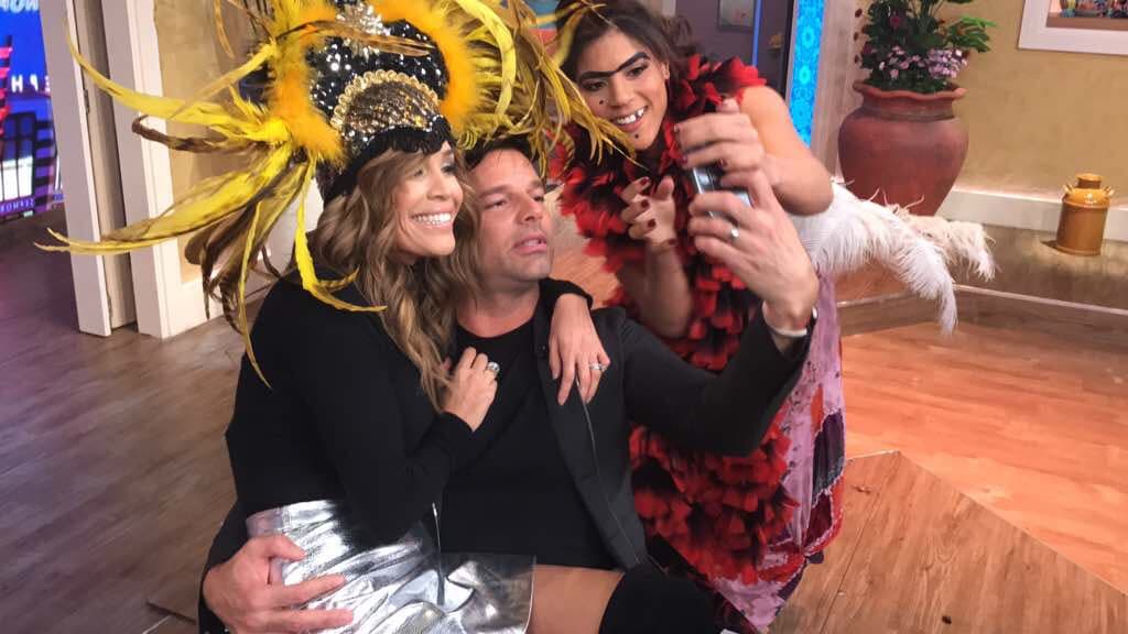 Karla no se podía quedar atrás y le pidió a Mela prestadas sus plumas de diosa.