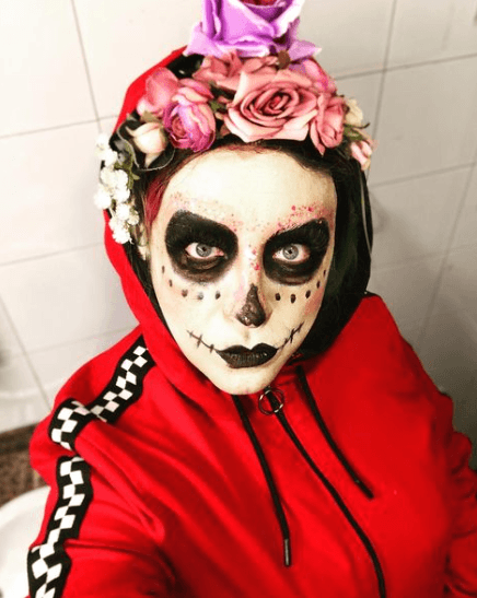 <b>'T' de travesti</b>
<br>La última letra “T” representa a las personas travesti, aquellas que expresan un género diferente al suyo con su ropa, lenguaje y actitud; sin embargo, esto no implica (forzosamante) una orientación, pues puede variar dependiendo de cada individuo.