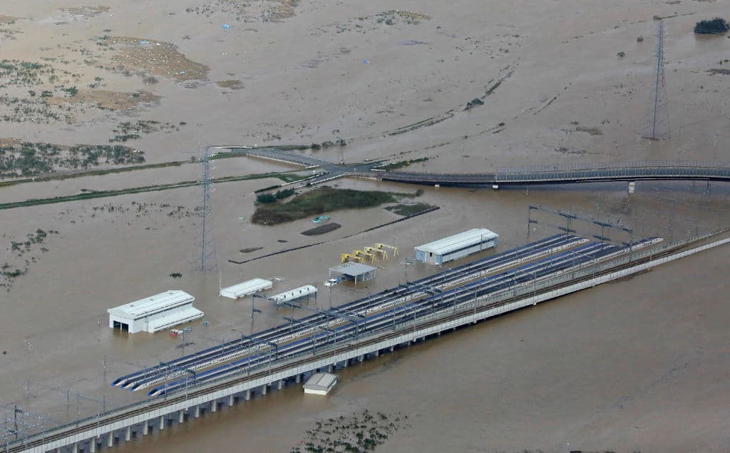 Esta vista aérea muestra el depósito inundado con trenes bala en la prefectura de Nagano, el 13 de octubre de 2019, un día después de que el tifón Hagibis se extendiera por el centro y el este de Japón.