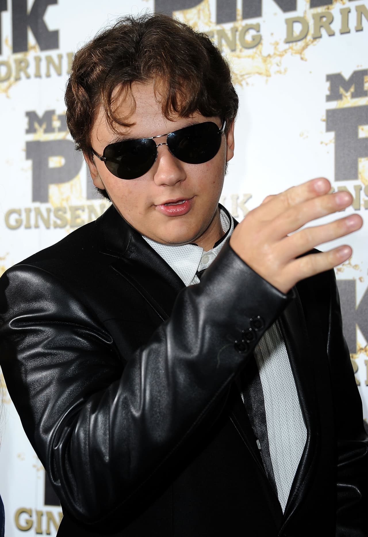 Actualmente tan enamorado está, que gastó una fortuna para comprarse un Mercedes 200K...