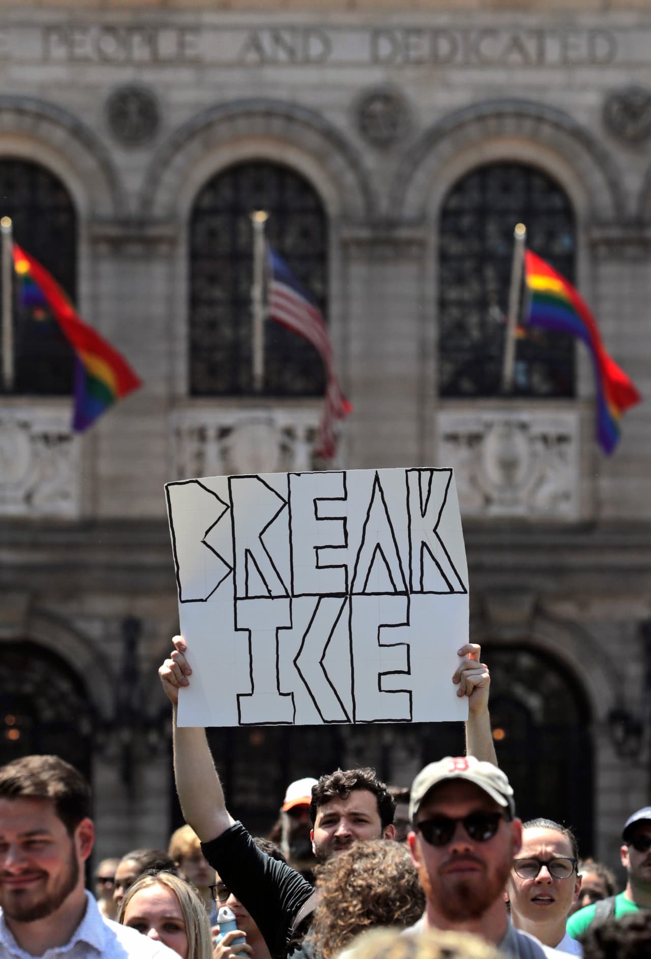 “Break Ice” ("Rompe el hielo", un juego de palabras con el nombre de la fuerza de control de migrantes de EEUU) se lee en uno de los carteles vistos en la manifestación. La protesta se realizó en la Plaza Copley de Boston y atrajo el apoyo de algunos políticos demócratas de alto perfil, incluyendo a la representante Alexandria Ocasio-Cortez y a la senadora y precandidata presidencial Elizabeth Warren.