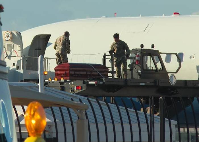 El descenso del ataúd con los restos de Charlie Kirk, en el aeropuerto de Phoenix.