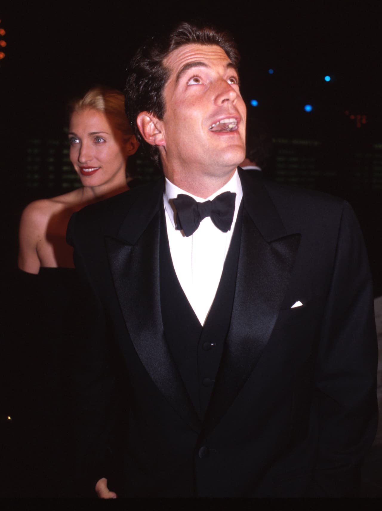 Una reseña del accidente publicada por el canal 
<b><a href="https://www.history.com/this-day-in-history/jfk-jr-killed-in-plane-crash " target="_blank">History</a></b> indica que el hijo del expresidente contaba con 300 horas de vuelo. Aquella noche, volaba bajo condiciones de bruma y no había luna, lo que pudo ocasionar que 'John John' dependiera de los instrumentos del avión para orientarse, pero su licencia no lo autorizaba a volar en esas condiciones. Además, el hijo de JFK se recuperaba de un tobillo roto, lo que pudo limitar su capacidad para volar. Tenía 38 años.