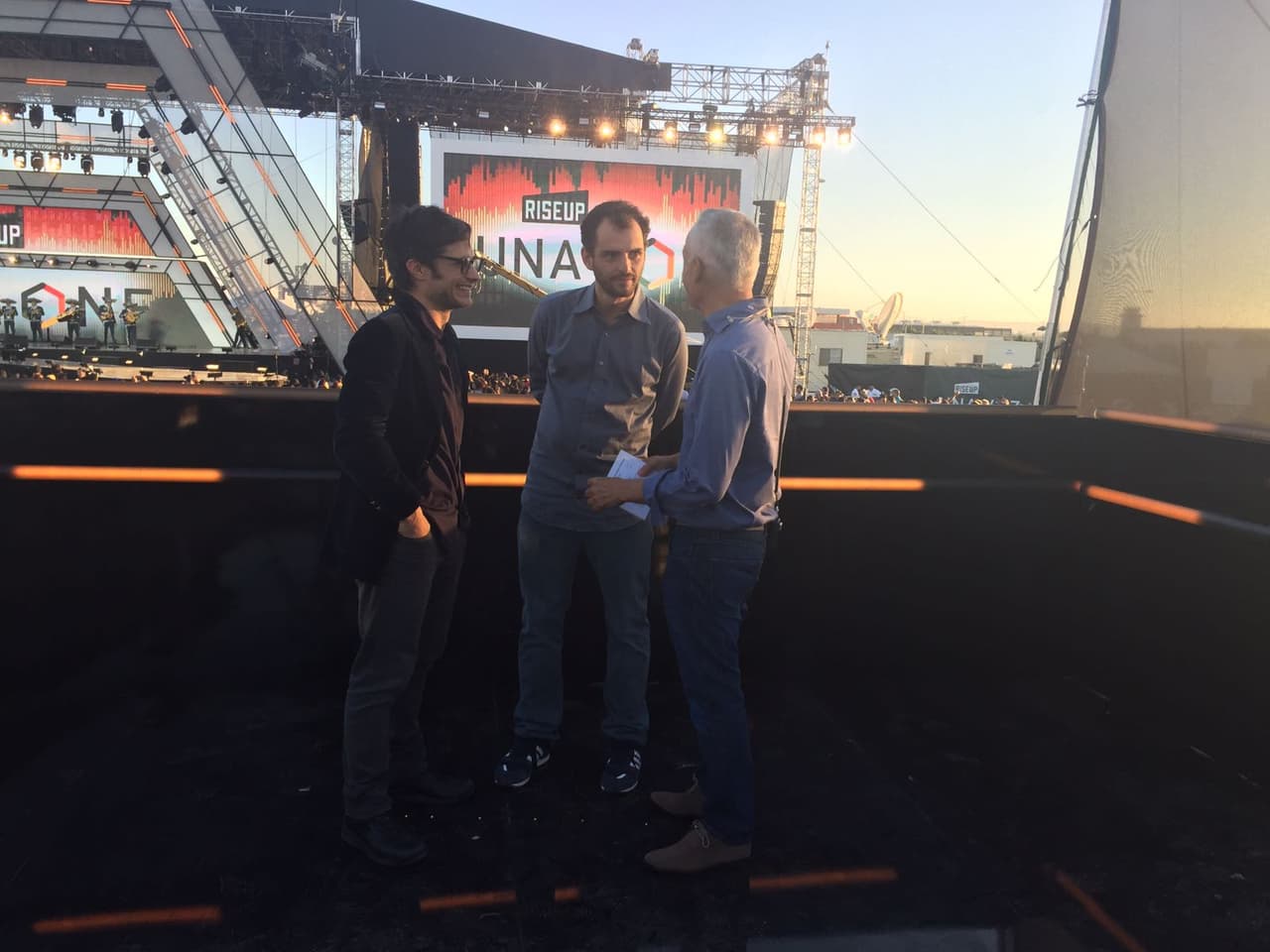 Gael García, Jonás Cuarón y Jorge Ramos mantuvieron interesantes conversaciones sobre los latinos durante el concierto. Foto: David Maris.