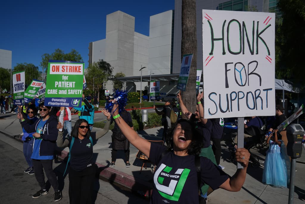 Aproximadamente 31,000 trabajadores de salud de Kaiser Permanente iniciaron una huelga de cinco días el martes 14 de octubre de 2025 en California, Oregón y Hawái. La huelga podría extenderse hasta incluir 46,000 participantes. Los manifestantes que aparecen aquí se manifiestan en Los Ángeles.