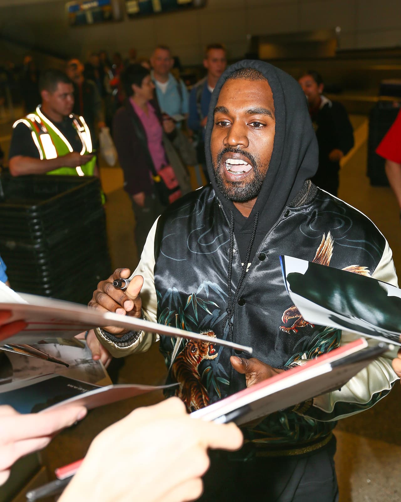 Lo cierto es que el rapero no se aparta del escándalo y hace unos meses fue protagonista de otro, y hasta el nombre de Taylor Swift salió a la cuenta...