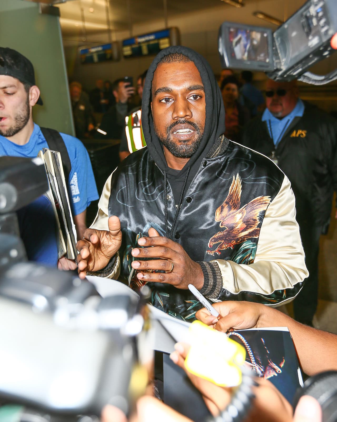 El conflicto entre Kanye West y Adidas se suscitó a principios de octubre cuando el exesposo de Kim Kardashian acudió a la Semana de la Moda en París.
<br>