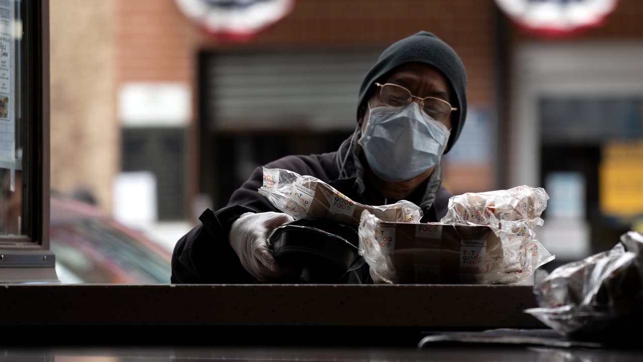 Solamente al 1.3% de los inmigrantes en las cárceles de ICE les han hecho la prueba de covid-19