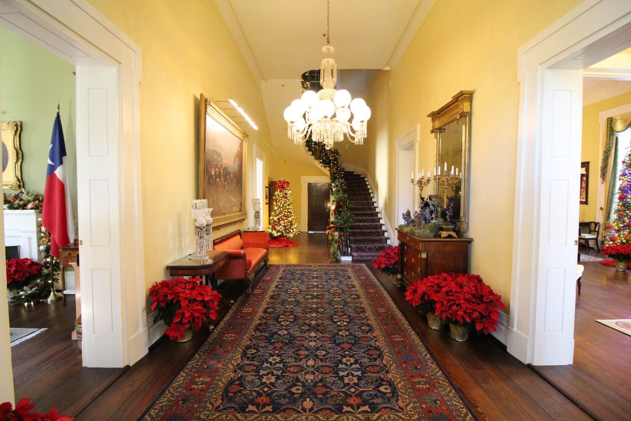 La primera dama de Texas, Cecilia Abbott, publicó en redes sociales que la Mansión del Gobernador está oficialmente lista para la temporada navideña.