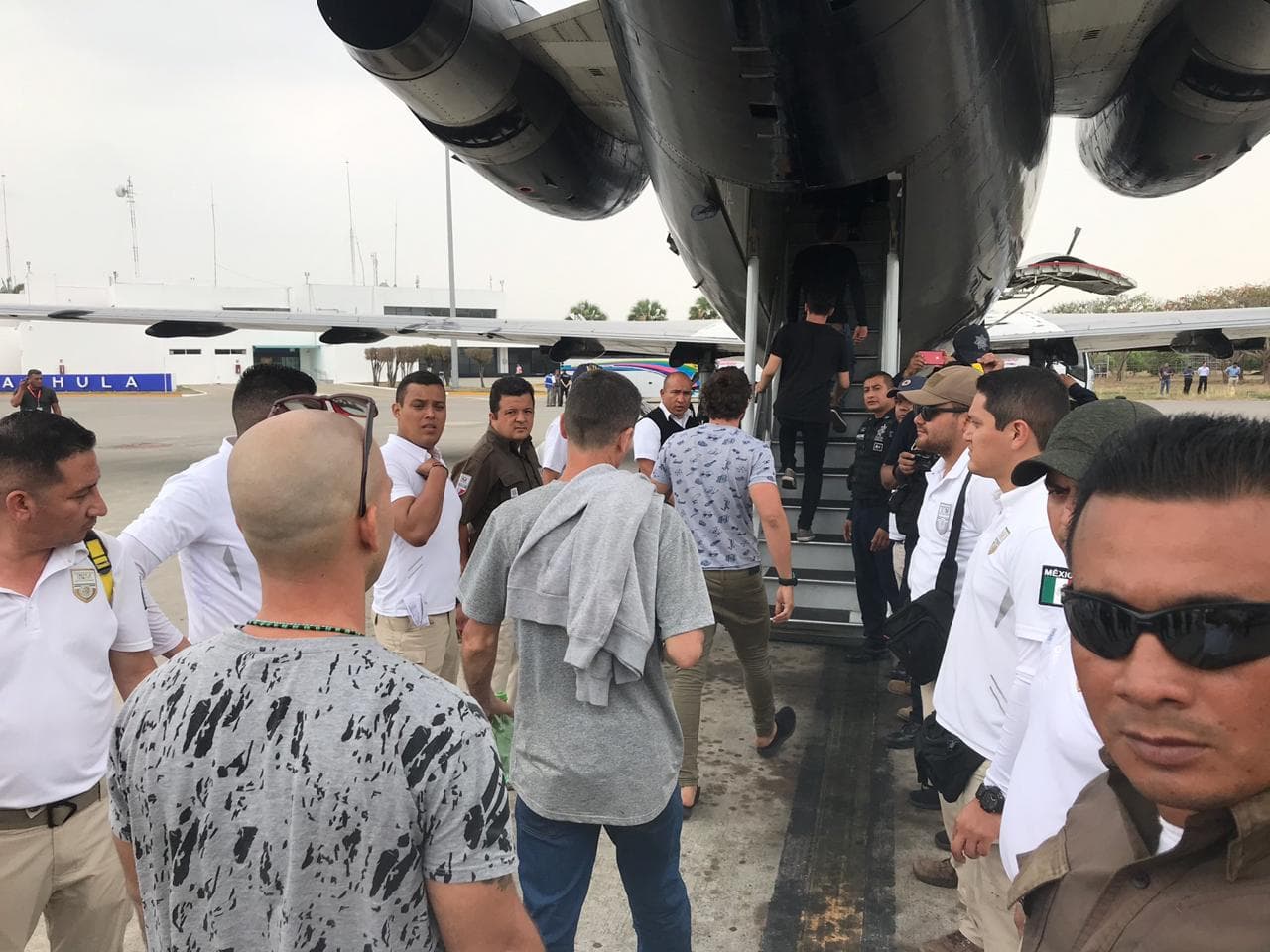 Cubanos son regresados a La Habana por avión, desde Tapachula, México