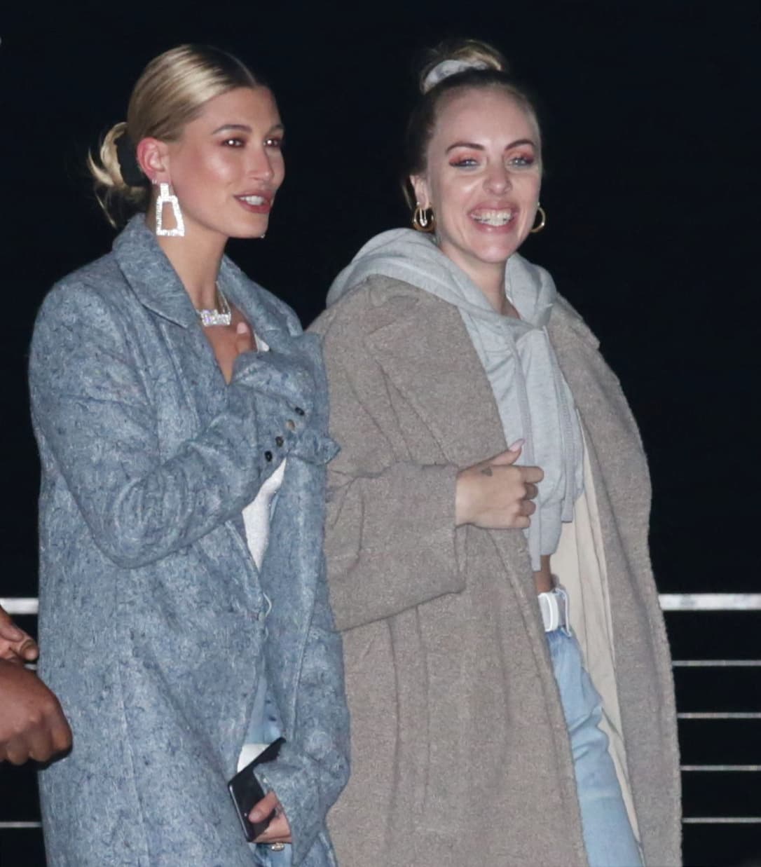 También portaba unos aretes de diamantes y la llamativa cadena con su apellido de casada, Bieber, que Justin le regaló en su cumpleaños.