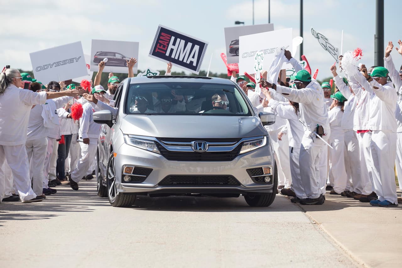 <b>Honda Manufacturing of Alabama</b>
<br>Ubicada en: Lincoln, Alabama.
<br>Inició operaciones en: 2001.
<br>Productos: 
<b>Honda</b> 
<b><a href="http://www.univision.com/noticias/pruebas-de-manejo/prueba-la-honda-odyssey-2018-es-la-herramienta-perfecta-para-la-paternidad-moderna" target="_blank">Odyssey</a></b>, 
<b><a href="http://www.univision.com/noticias/autos/a-bordo-del-honda-pilot-2016-video" target="_blank">Pilot</a></b> y 
<b><a href="http://www.univision.com/noticias/autos/honda-ridgeline-2017-prueba-a-bordo-teaser-video" target="_blank">Ridgeline</a></b>. 
<b>Motores V6</b>.
<br>Capacidad anual: 340,000 vehículos y 340,000 motores.
<br>Empleos: > 4,500.
<br>
<br>En la imagen los empleados de Honda Manufacturing of Alabama celebran el inicio de la producción de la nueva generación de la minivan Honda Odyssey.