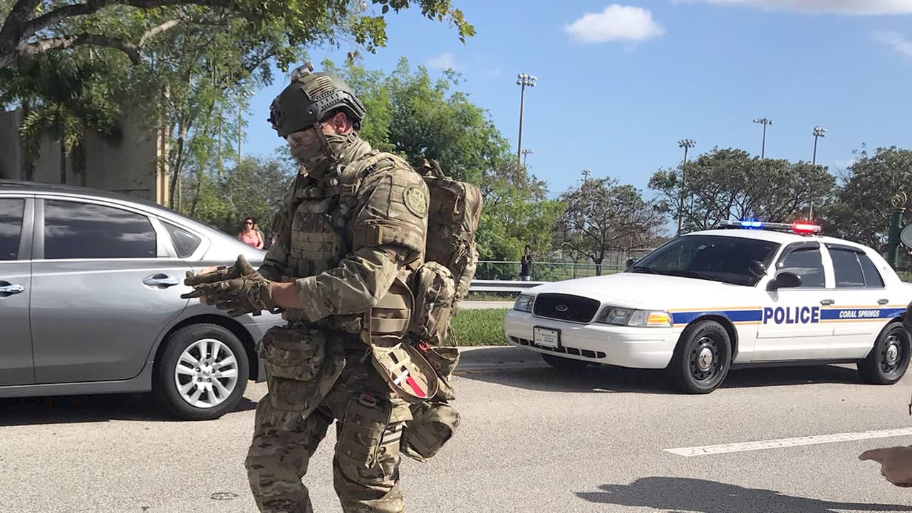 Un agente de un comando SWAT en los alrededores de la secundaria Marjory Stoneman Douglas, en Parkland, Florida.