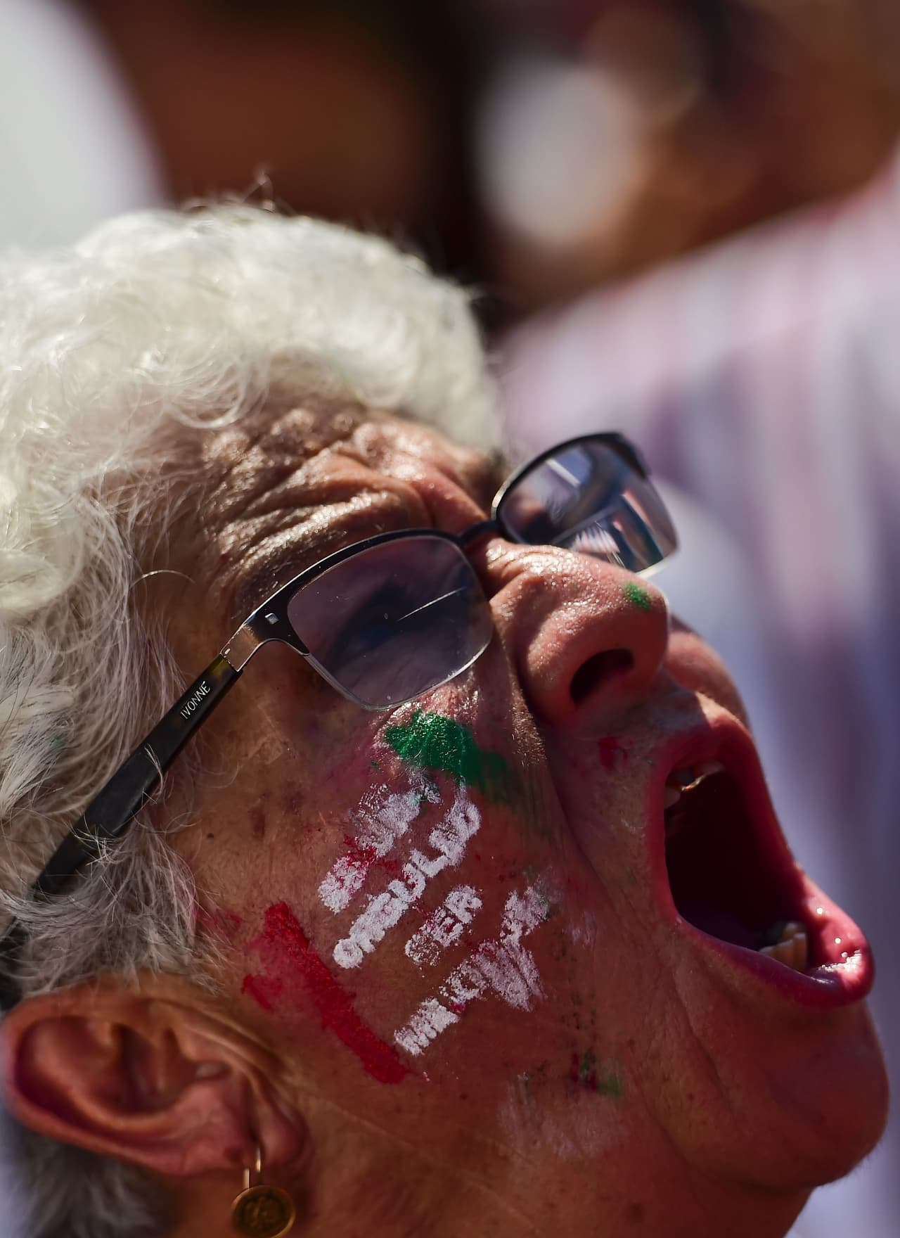 Un manifestante canta consignas contra Trump durante la marcha.