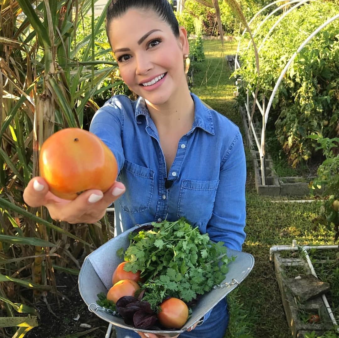 Cada uno de los presentadores del show pone un granito de arena para proteger el planeta. Ana Patricia Gámez recientemente entregó costales de abono para un huerto comunitario que beneficia a 22 familias.
<br>