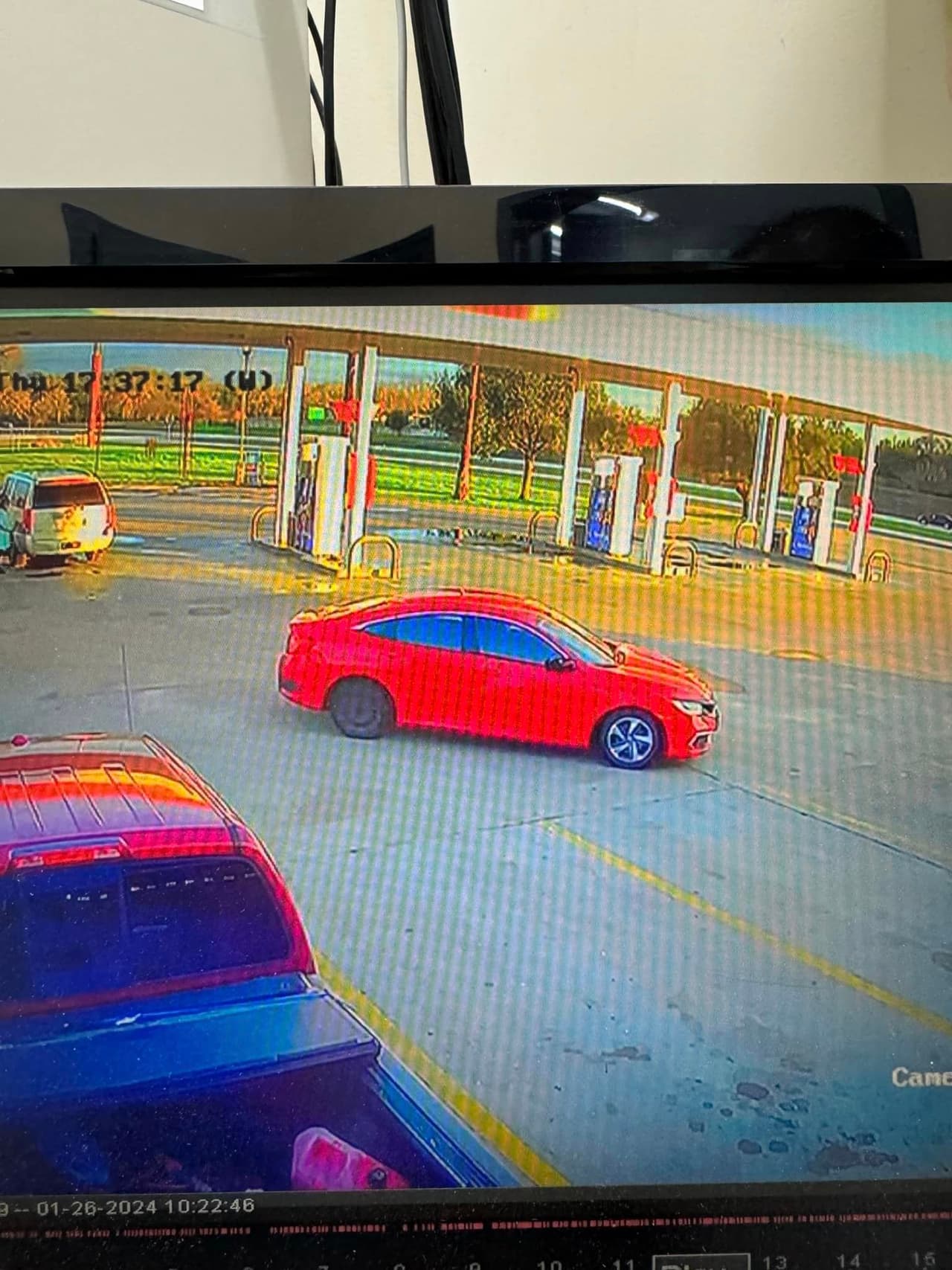 La Oficina del Sheriff del Condado Fayette pidió a los residentes estar alertas ante un hombre que compra hasta 800 dólares en boletos de lotería y paga con billetes falsos.