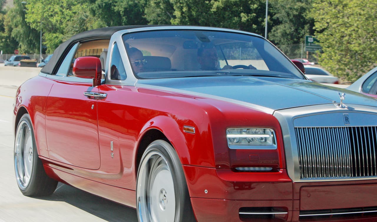 Pero lo cierto es que Benny conoce muy bien los gustos de Jennifer Lopez en cuanto a viajar en carros de lujo.