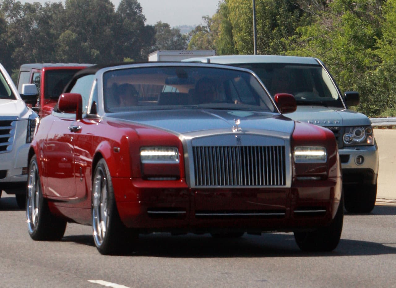 Nada mal el precio de este carro para una estrella que cuesta y viste miles de dólares, ¿no?