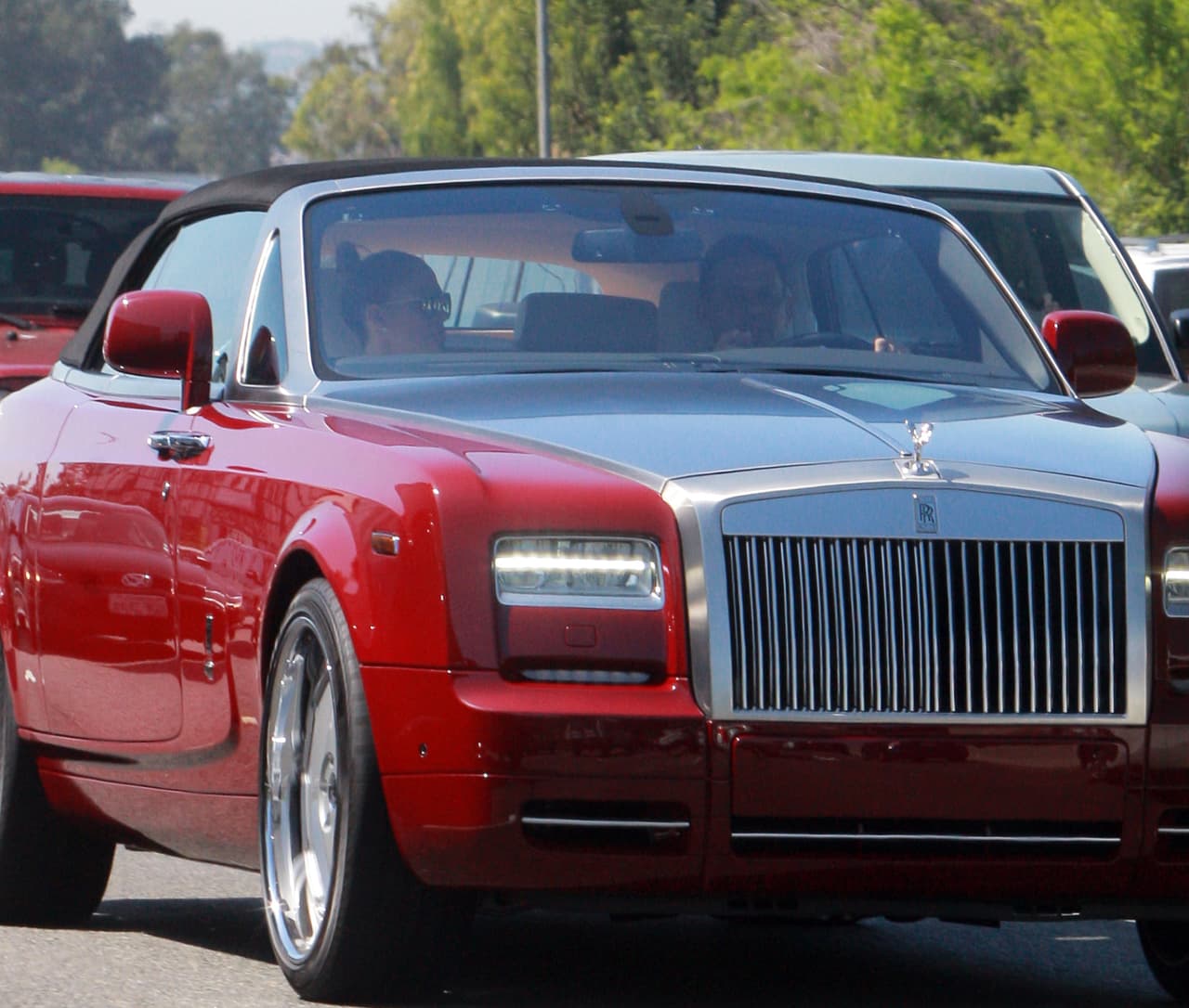 Para muestra este carrazo rojo en el que recientemente fue captada.