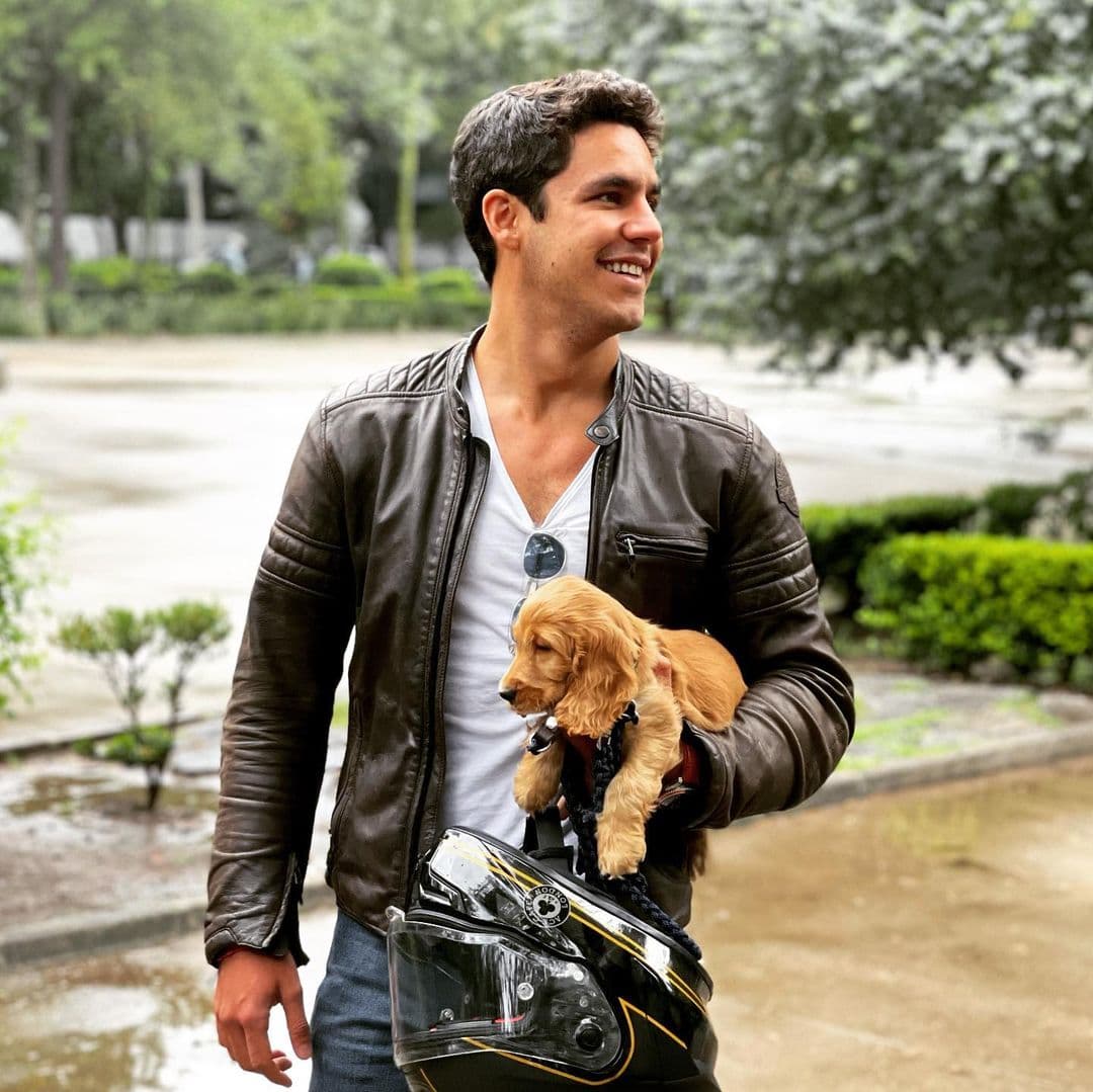 <b>Eduardo</b> es el
<b>mayor de los cinco hijos</b> del sólido matrimonio de los actores
<b>Biby Gaytán y Eduardo Capetillo</b> y el martes 17 de agosto cumplió 27 años.