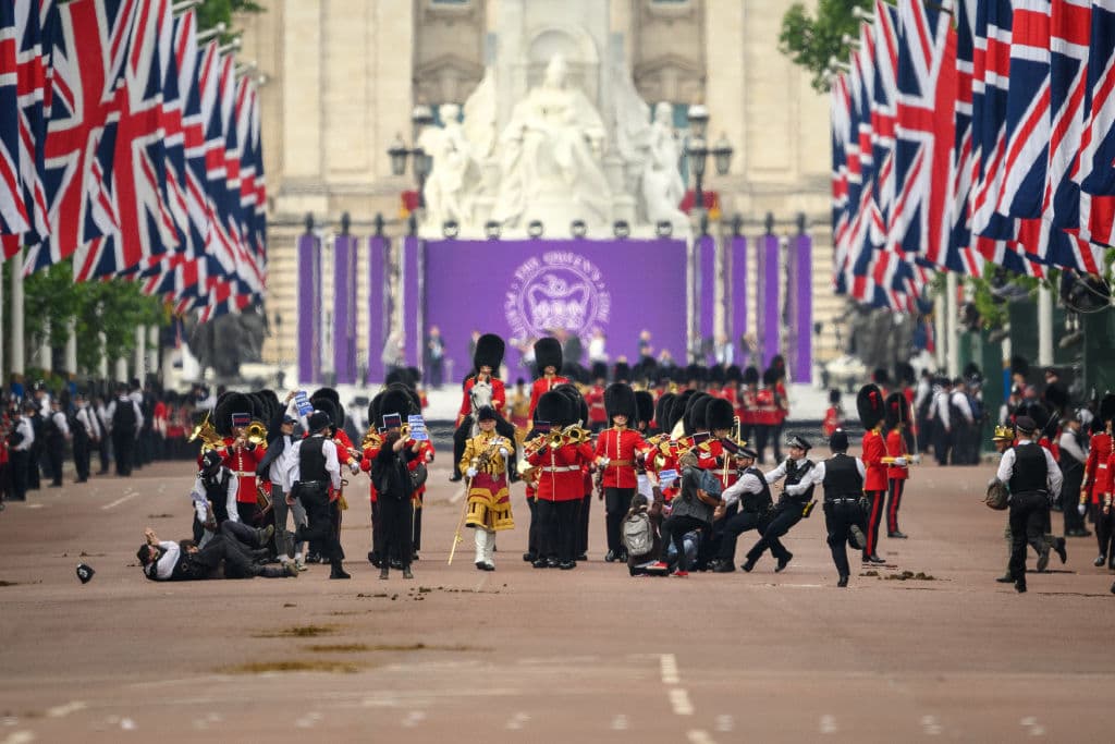 Aunque se vieron también protestas de grupos antimonárquicos.