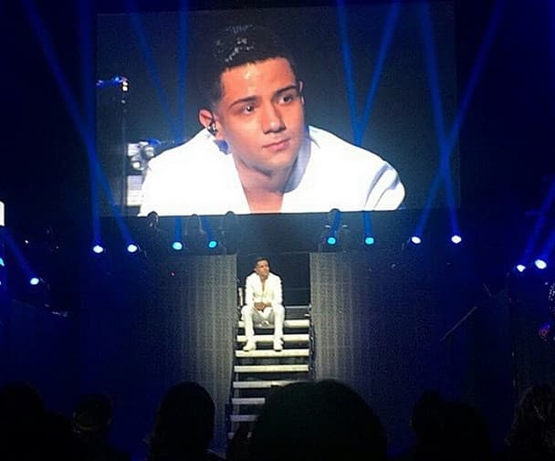 Luis Coronel se puso romántico y cantó para todas las fans que no pararon de mandarle besos.