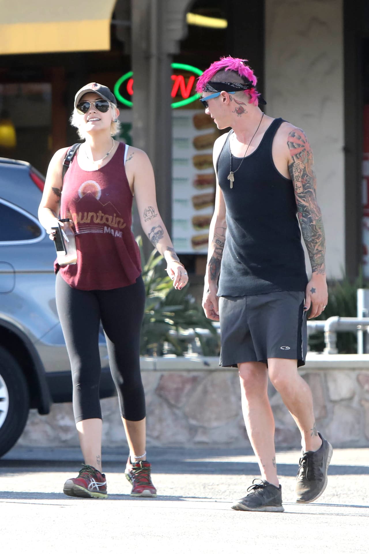 Paris y su novio, Michael Snoody, salieron a comer a un local en Malibú.