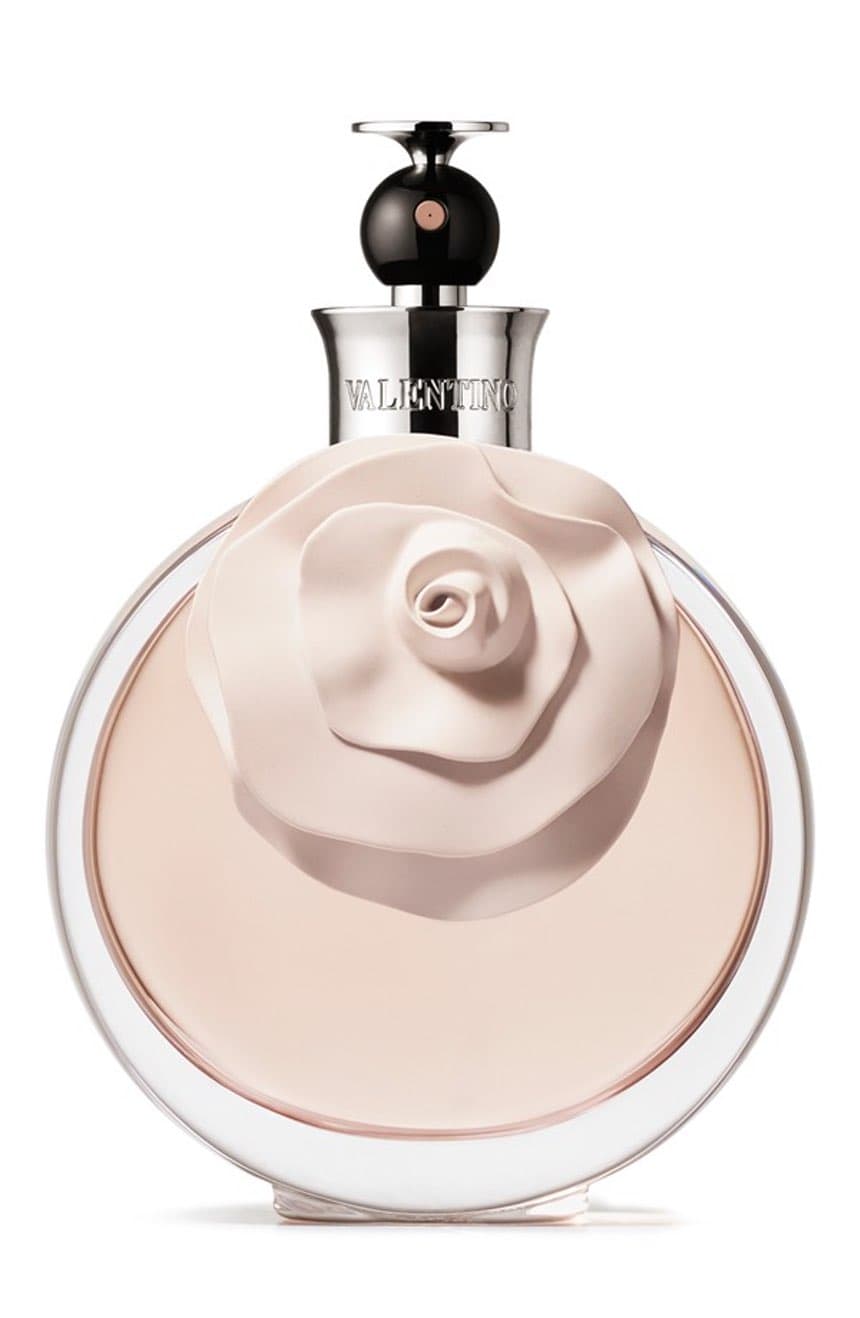 <b>Valentina Acqua Floreale, de Valentino </b>
<br>Al ser una colonia es más ligera y más barata, en la lista de los bestseller tanto de Sephora como de Nordstrom, este perfume hace que todos recordemos la campaña de una jovencita que se fuga de su mansión mientras gritan ¡Valentina! Sus notas son de bergamota y flor de azahar del naranjo.