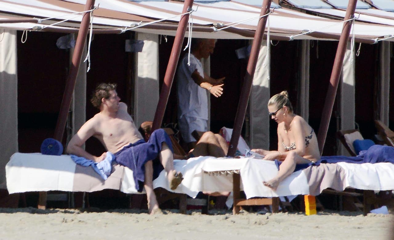 La modelo disfrutaba del sol en un diminuto bikini.