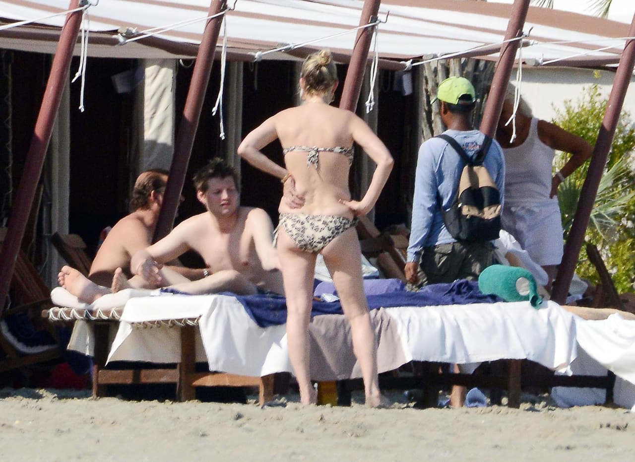 La rubia se ve muy feliz con su cuerpo.