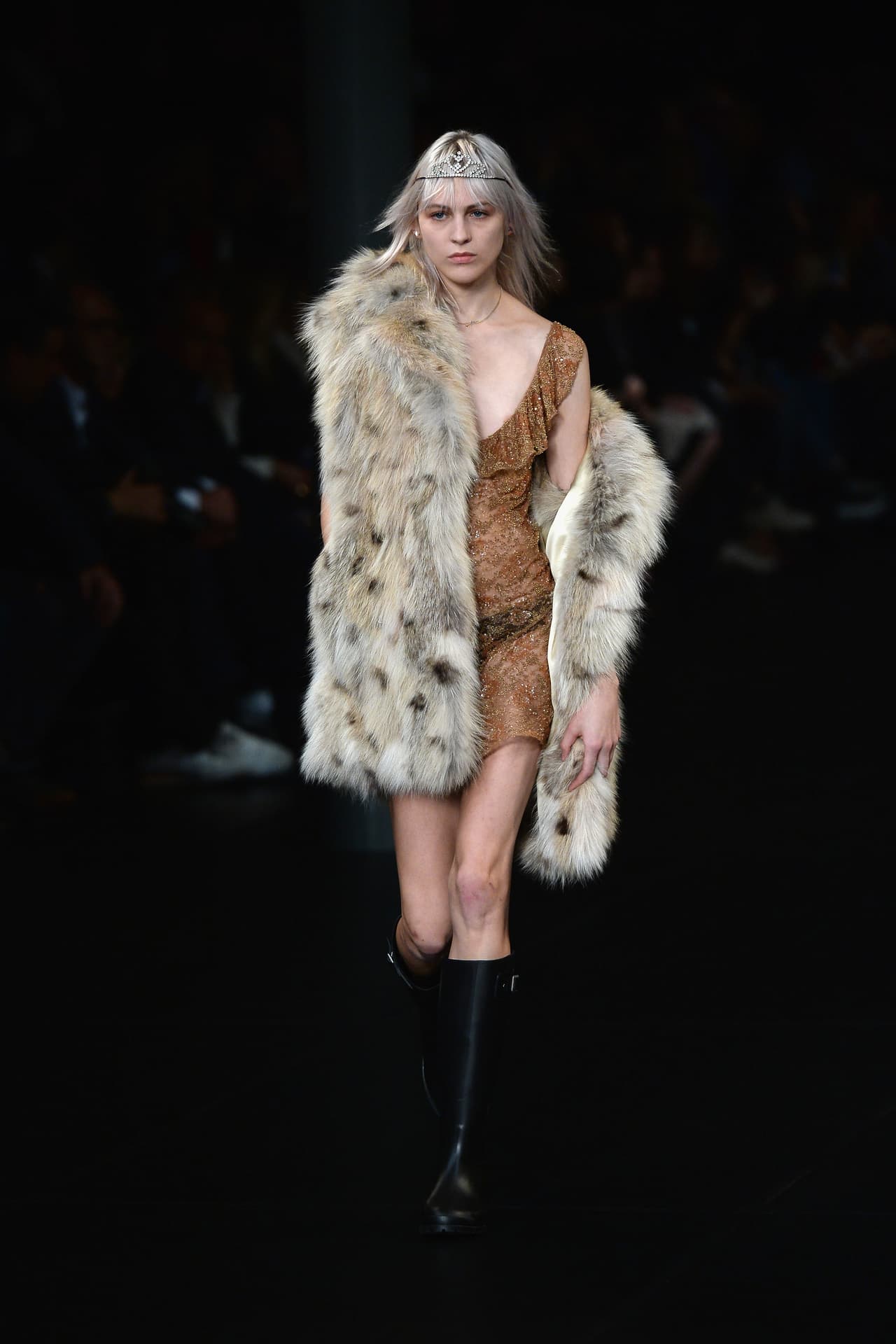 Pero claro que este enamoramiento primaveral por los estampados animales también se puede llevar con el mayor glamur posible. Si quieren comprar un abrigo más caro -quizás, si sus principios se los permite, de piel real- busquen colores y tramas más discretas para que sea fácil y versátil de llevar.