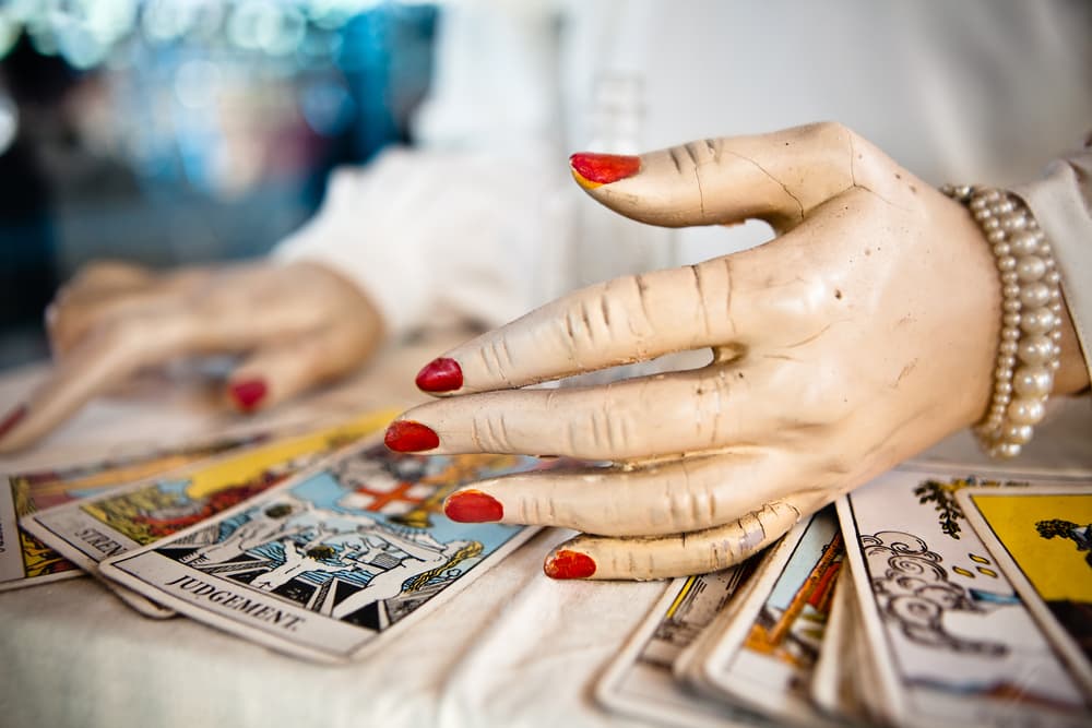 En el rubro del amor, presagia buenos momentos con la pareja. Si no tienes, augura la aparición de una persona, puesto que habla de nuevos ciclos. Si hay problemas amorosos, te invita a la reconciliación, al análisis de tu relación o hasta reconsiderar a alguna pareja vieja si se alejaron por discusiones, diferencias o culpas.