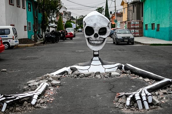 Las obras están hechas en su mayoría de cartón y se utilizaron los escombros de una contrucción de la zona para simular los baches en el pavimento. 
<br>