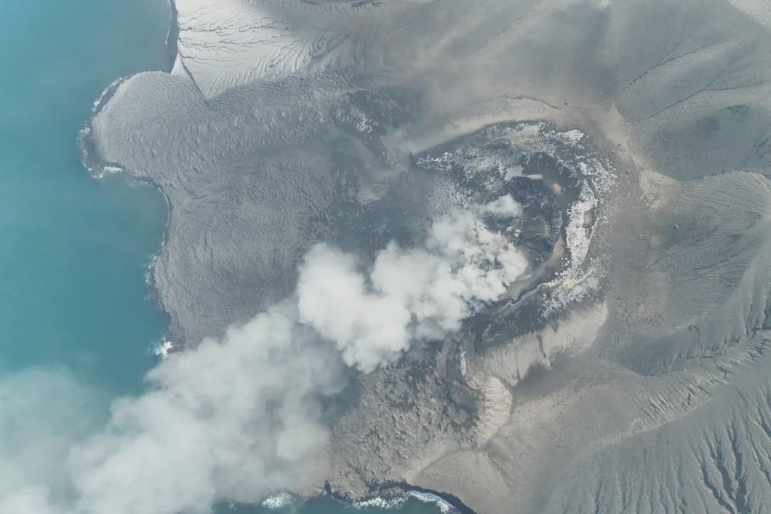 En esta fotografía tomada con un dron y difundida por la Agencia Geológica del Ministerio de Energía y Recursos Minerales de Indonesia, el monte Anak Krakatau expulsa humo volcánico en el estrecho de Sunda, Indonesia, el sábado 5 de septiembre de 2026