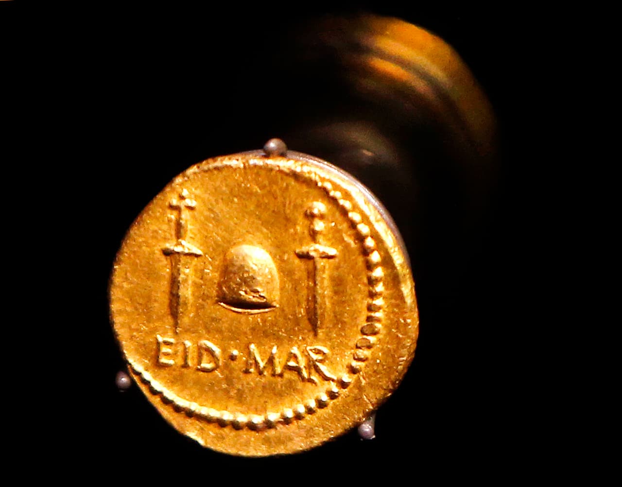 Una moneda de oro romana que conmemora el asesinato de Julio César se vende en una subasta en más de 4 millones de dólares 

