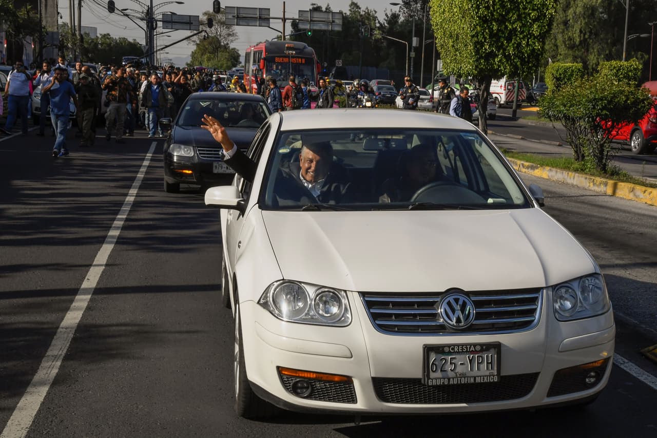 El Volkswagen Clasico que ha acompañado a Andrés Manuel cuenta con un
<b>motor cuatro cilindros de 2.0 litros y 115 caballos de fuerza</b>, un auto sencillo, carente de lujos y prestaciones dinámicas.