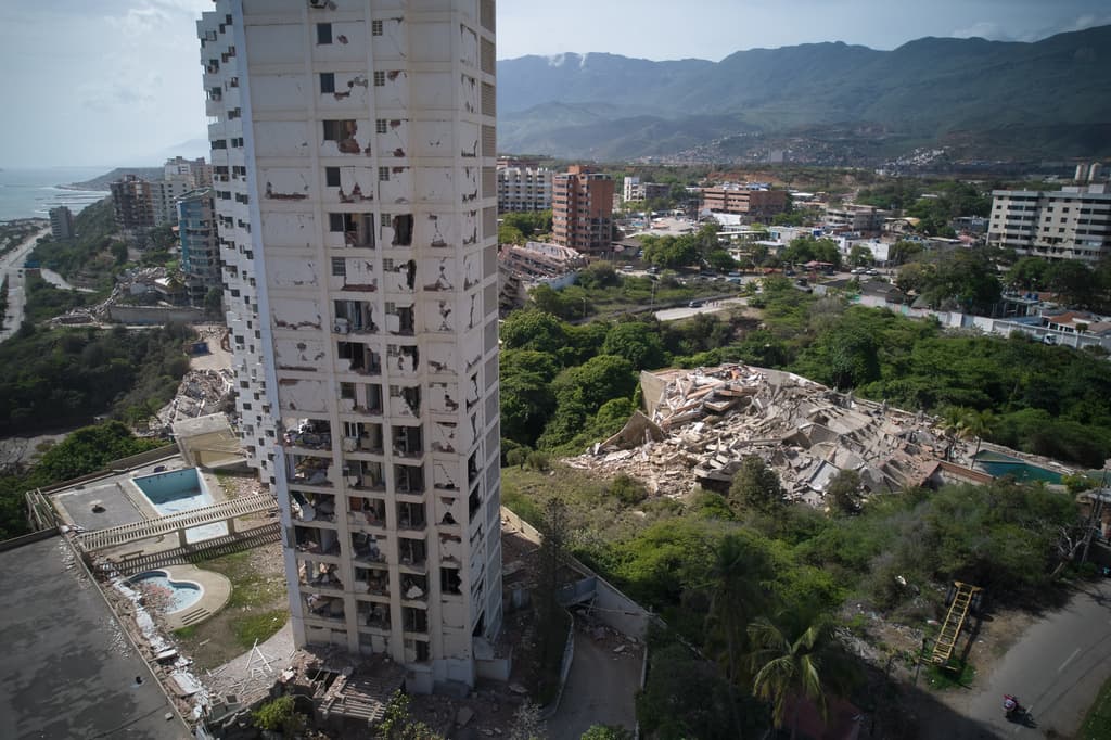Edificios dañados permanecen en pie un día después de que se registraran terremotos en La Guaira, Venezuela, el jueves 25 de junio de 2026. (Foto AP/Juan Pablo Arraez)