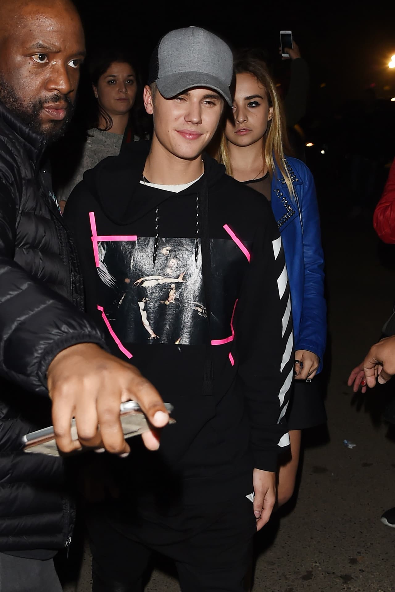 Claro, al ser el gran triunfador de la noche seguro todas las chicas querían correr a abrazarlo.